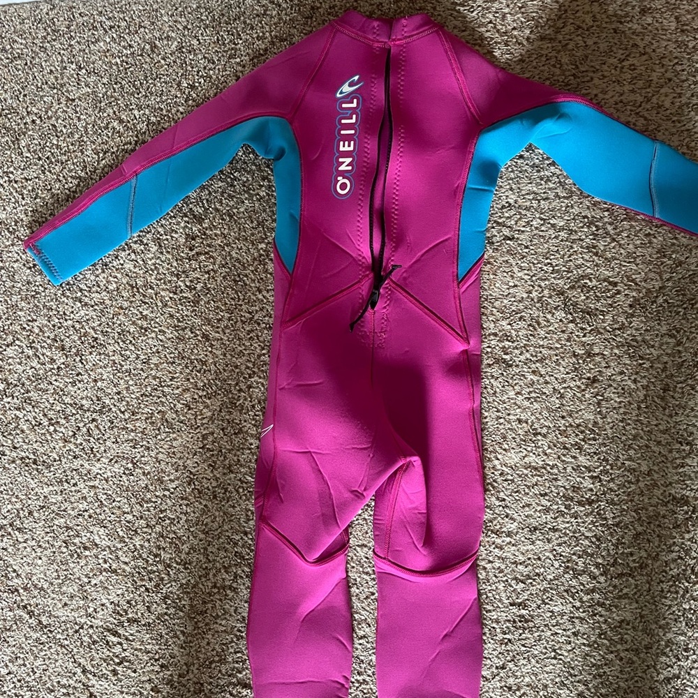 O’Neil girls wet suit! Barely used. Size XS which is a 4.